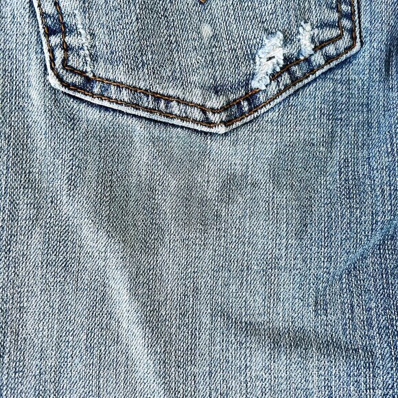 ⭐️⭐️SOLD⭐️⭐️ Bubblegum Brand Denim Capri | Medium Wash Blue | Distressed - Picture 13 of 16